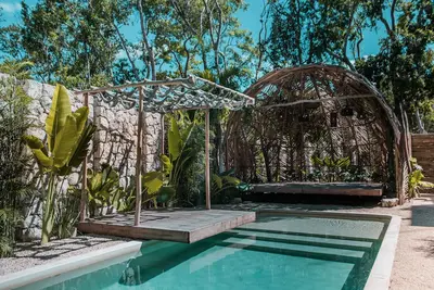 Image de Jungle apt w/balcony tub