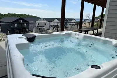 Image de Get Away Now! ! Pets Ok-Smart Tv’s-games-grill-private hot tub-Indoor pools! !