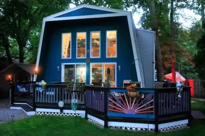Image de Chalet by the Bay Charming Beach Getaway