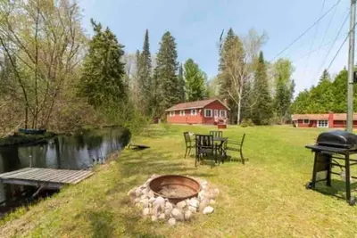 Image de Mud Creek Cottage waterfront acre lot & game-room
