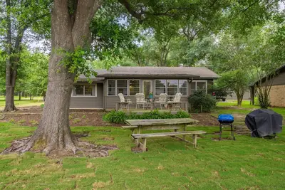 Image de The Holidays! Area festivals! Family or couples getaway with pups!