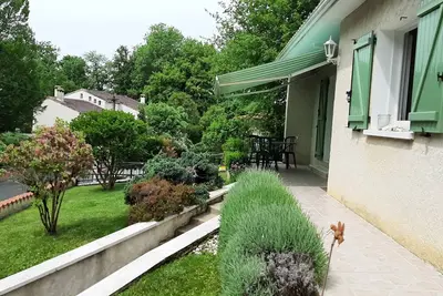 Image de Maison sur Terrain Arboré, à 10 min à Pied des Bords de Charente!