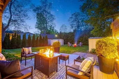 Image de Lake View Haven Cottage w/ Hot Tub and just Steps to Innisfil Beach!