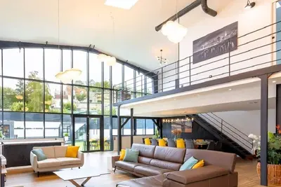 Loft avec piscine et appartement
