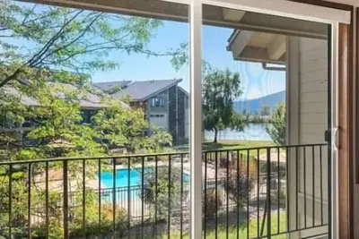 Image de Lovely Lakeside Condo