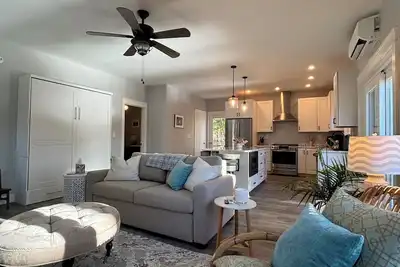 Image de Newly renovated, cozy and private directly on the river!