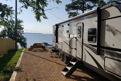 Image de Toledo Bend Lakefront Rv Slot with 34ft Camper and Beautiful Sunset Views