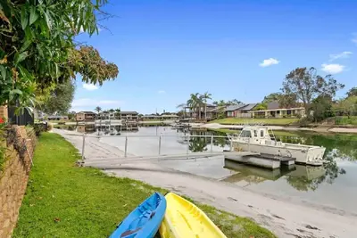 Image de Canal living with private beach, boat ramp, pontoon, fishing and kayaks.