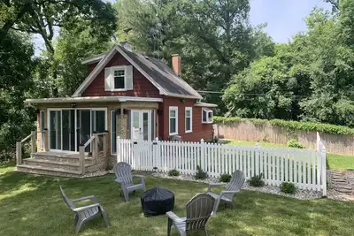 Image de Tiny Red House near Lake Delavan