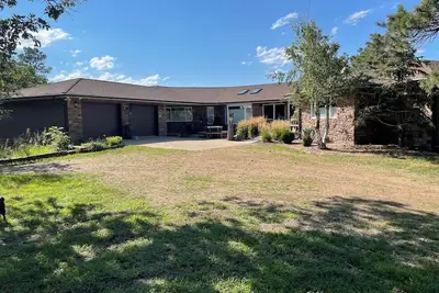 Image de Family sanctuary among the trees and wildlife, on a ridge above the Pine Creek