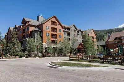 Modern cozy Buffalo 1br condo w/ heated pool, hot tub - walk to ski slopes!