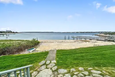 Image de Cape Cod Waterfront with Stunning Views