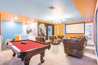 Image de 15 Br/17ba Resort Villa - Ev Charging! Themed Rooms! Games! Theater! Pool!