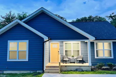 Image de \"Blue Belle\"-A Magestic Modern Retreat w/ King Bed