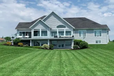 Image de Executive Water Front Home With Steps To Water, 15 Mins to Downtown