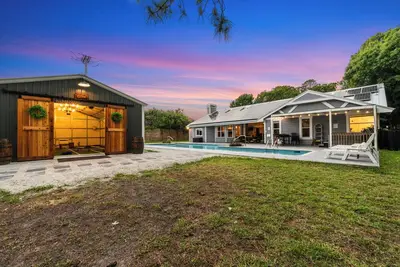 Image de 3500² ft Luxe 4/4 - Htd LapPool, Arcade HotTub, Adu, Fully Fenced, Gated.