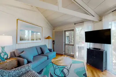 Image de Adorable ocean side villa with large windows & natural lighting, dog friendly