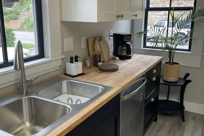 Image de Blufftop Charmer above Downtown Dubuque. 3 bedrooms. Walkable to Downtown.