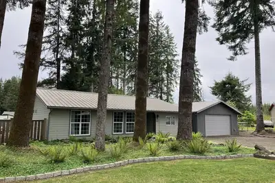 Image de Surrounded by trees, this 3-bedroom, fully stocked retreat sleeps 8.