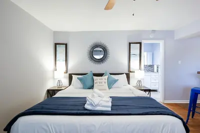 Image de Your Montrose Studios! Sleeps 16/8br/8ba/8pa