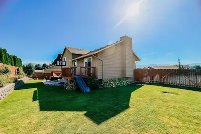 Family & Group friendly home w/ large hammock & game room near Leavenworth!