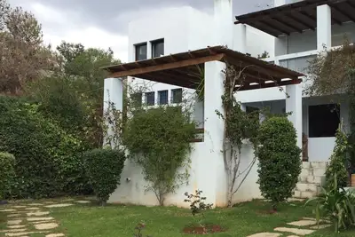 Image de Beautiful Garden With Gazebo Walking Distance To the Sea
