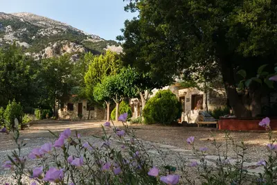 Image de Studio 'Akros Oreon, Omalos' avec vue sur la montagne, terrasse privée et Wi-Fi