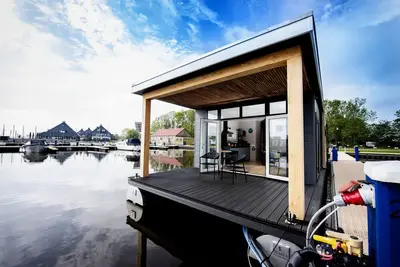 Image de Péniche moderne avec vue sur le lac
