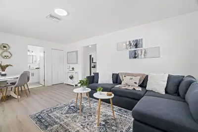 Stylish Tranquil duplex 15m drive to beach.