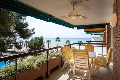 Image de At102 Els Pins: Apartamento con piscina en la primera línea de la playa