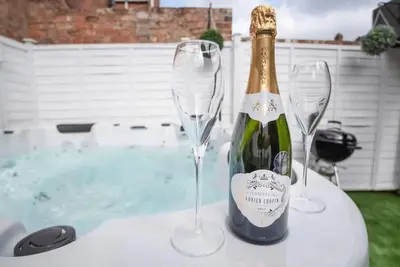 Image de Amberley House - with Hot Tub with Free Parking