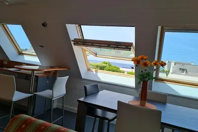 Image de Bel appt indep, vue mer  dans maison individuelle avec magnifique jardin arboré