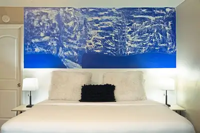 Image de Your Montrose Studios! Sleeps 20/10br/10ba/10pa