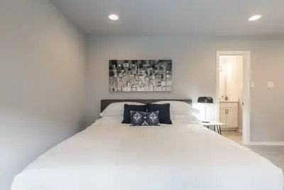 Image de Your Montrose Studios! Sleeps 22/11br/11ba/11pa