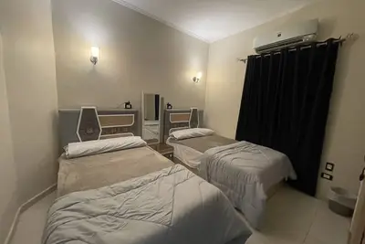 Large 3 bedrooms apartment front of Auc