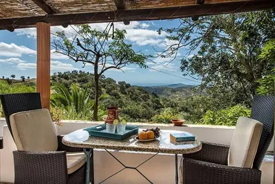 Image de Rustic 3-bedroom Country Retreat With Pool, Free Wi-fi, and Breathtaking Views