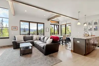 Image de Modern 4br Townhome with all the amenities you want! Pool and game room!