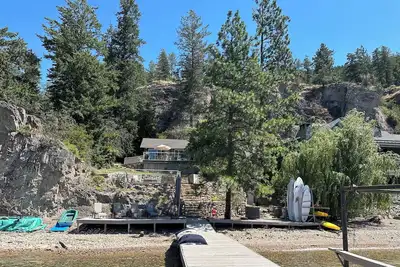 Image de Quiet lakeside cottage getaway close to mountain bike and hiking trails.