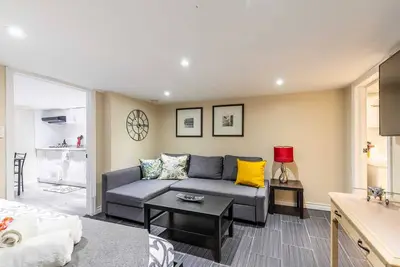 Image de Modern Condo in the Heart Of St Clair West!