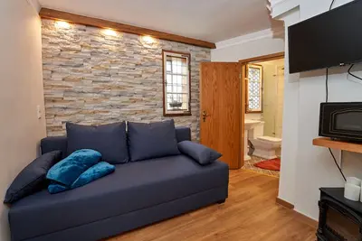Image de Eifelstuben with charm - Stollenstube, studio for 1-2 pers. directly at the lake/castle