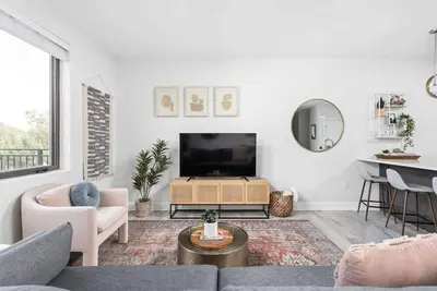 Image de CozySuites Spacious 2br at Meridian Kessler