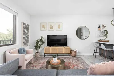 Image de CozySuites Stylish 2br at Meridian Kessler