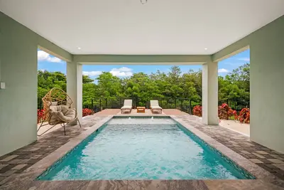 Image de Sustainable Luxury Home with Pool & Tesla Charger Quick Drive from the Beach
