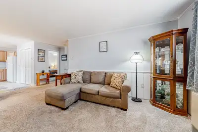 Image de Downtown condo close to Saco River with streaming, Ac, washer/dryer, kitchen