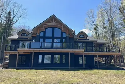 Image de Open and airy space overlooking Horseshoe Lake