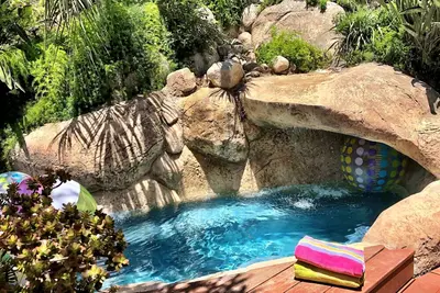 Image de Located above the Village. Ocean Views from every level, amazing bird sanctuary