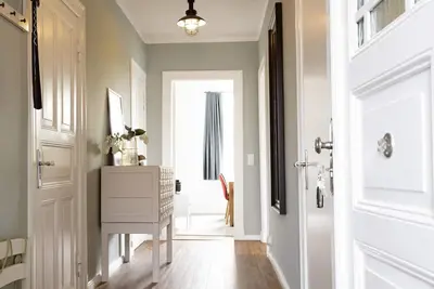 Image de Ferienwohnung \"villa Laboe\" Über 85qm² bis zu 5 Personen. Wohnzimmer mit Großer, Gemütlicher Sitzgruppe, Volleingerichtete Küche mit Geschirrspüler und Essplatz, Geäumiger Flur mit Garderobe, Smart-tv, Blu-ray, W-lan, 2 mal