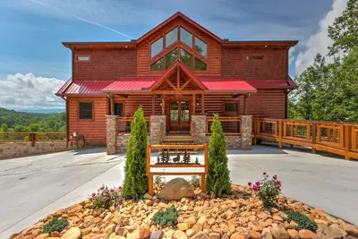 Image de A Rustic Escape -Theater Room- Ev charger-2 King suites-Handicap Ramp, Hot tub