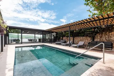 Image de Direct lakefront total home in Teques, spa, gym, karaoke, games room, staff