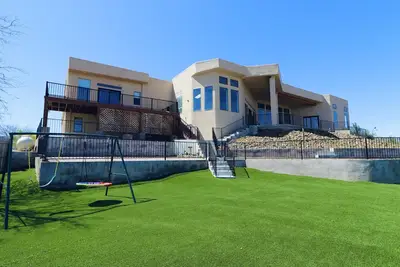 Image de Cliffside Castle - Hillside house with stunning views